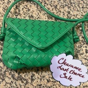 Women’s Green Woven Faux Leather Crossbody Handbag Magnetic Snap Closure New